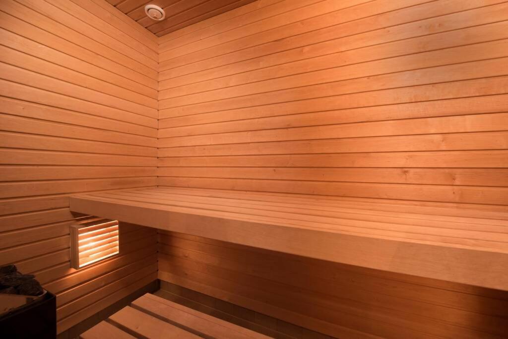 Tallinn City Apartments - Luxury 3 Bedroom, Sauna, Views Buitenkant foto