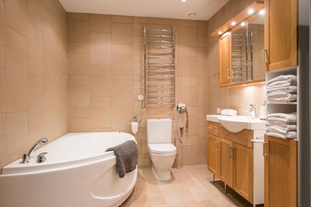 Tallinn City Apartments - Luxury 3 Bedroom, Sauna, Views Buitenkant foto