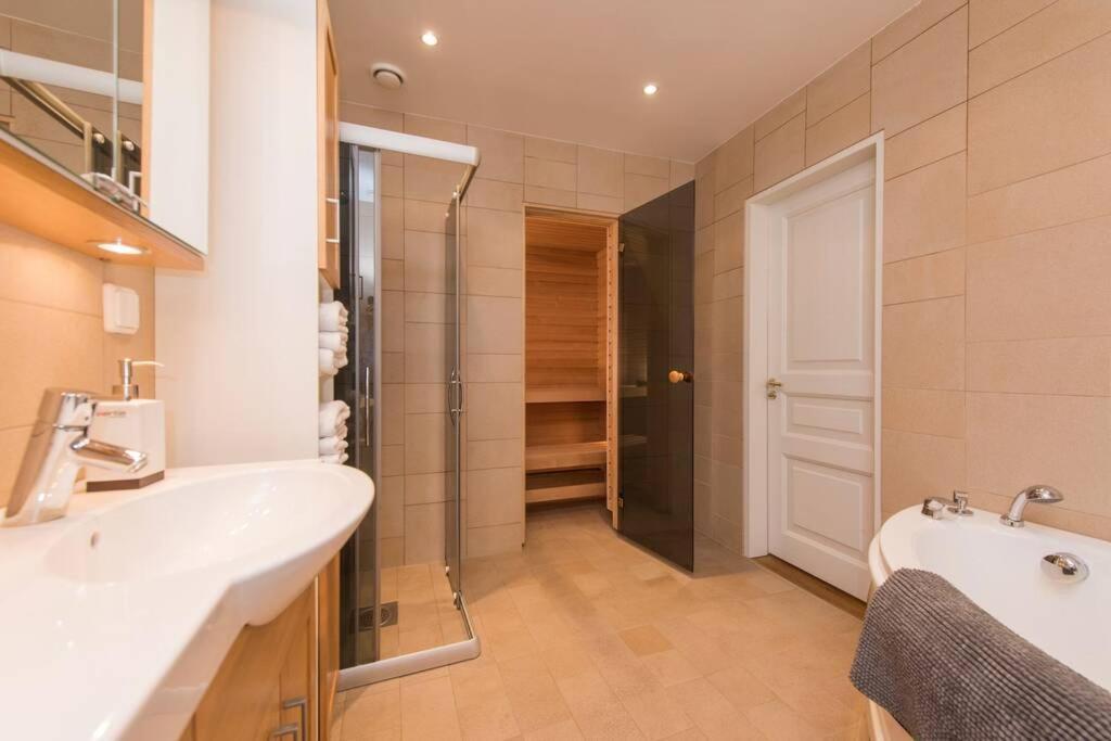 Tallinn City Apartments - Luxury 3 Bedroom, Sauna, Views Buitenkant foto